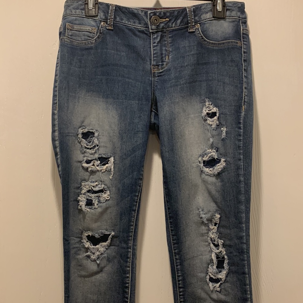 Maurices distressed jeans Size M